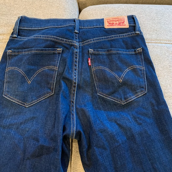 Levi’s 312 Shaping Slim Jeans - Picture 4 of 4